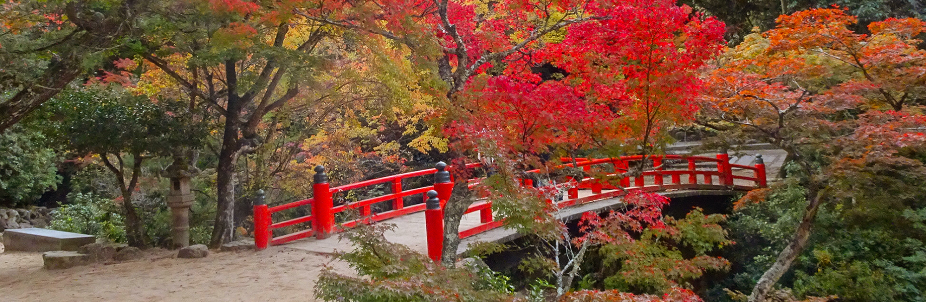 厳島神社近くの宮島の名物・お土産処平野屋