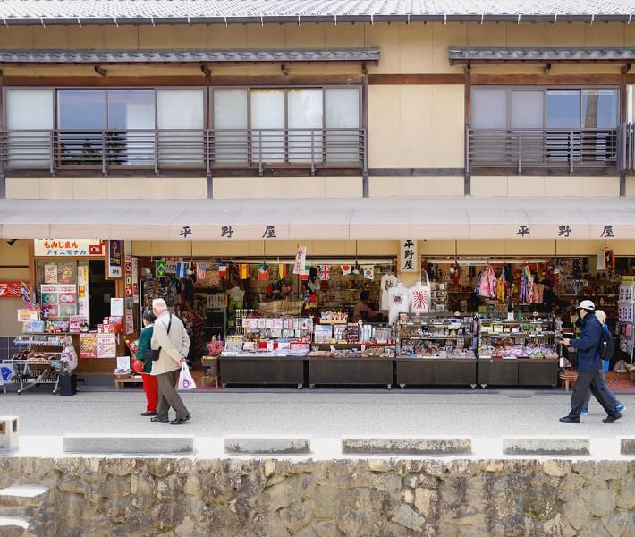 厳島神社近くの宮島の名物・お土産処平野屋